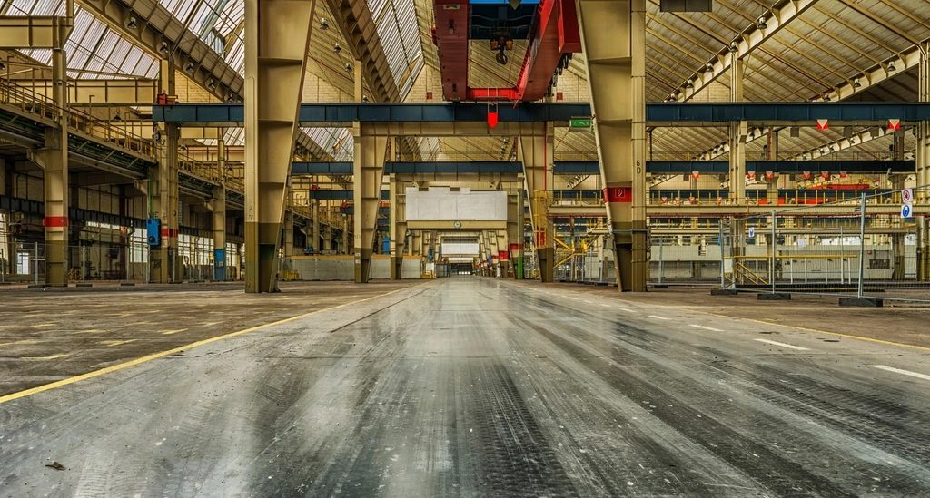 Grand hall industriel vide